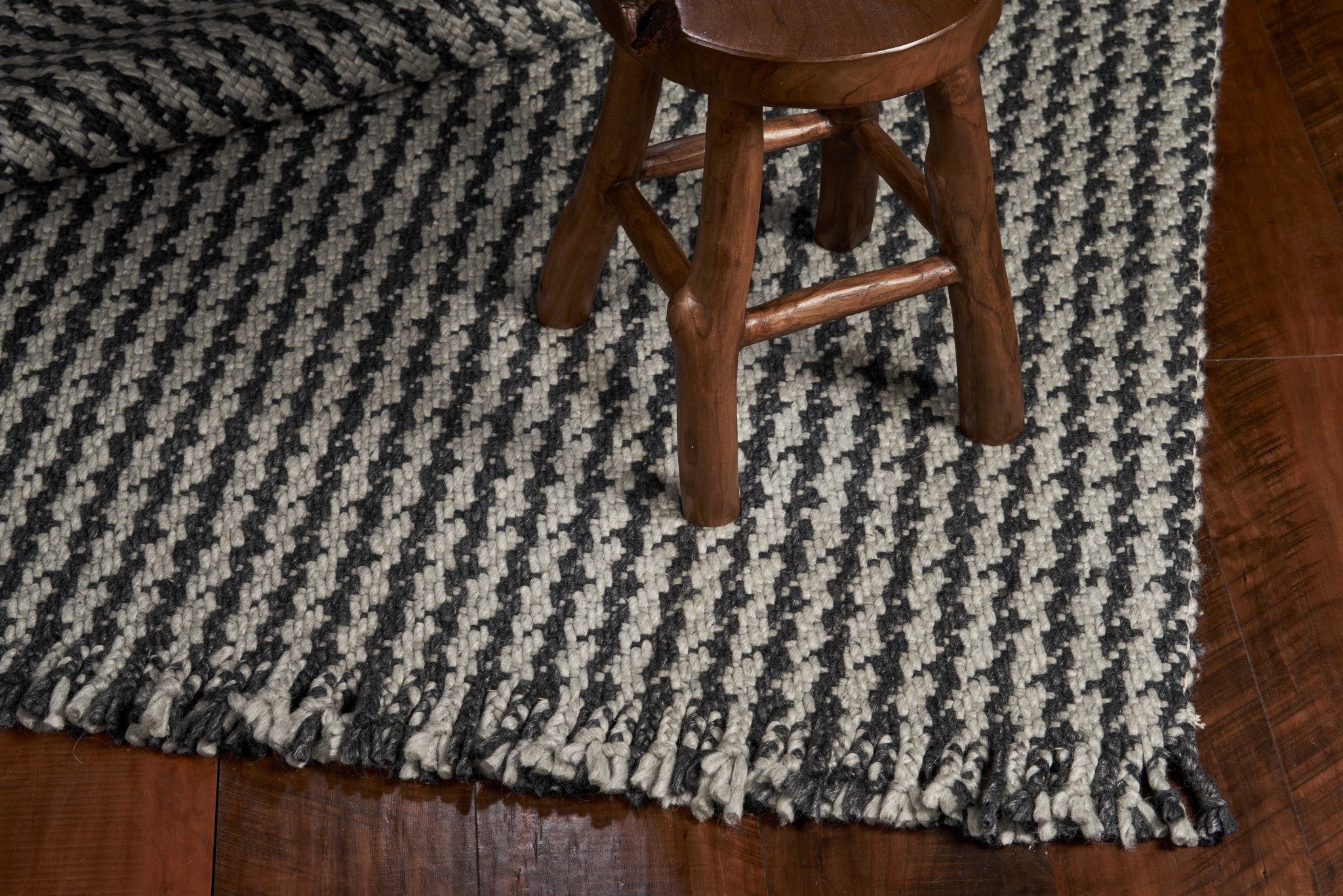 8' X 10' Gray And Light Gray Wool Houndstooth Hand Woven Area Rug With Fringe