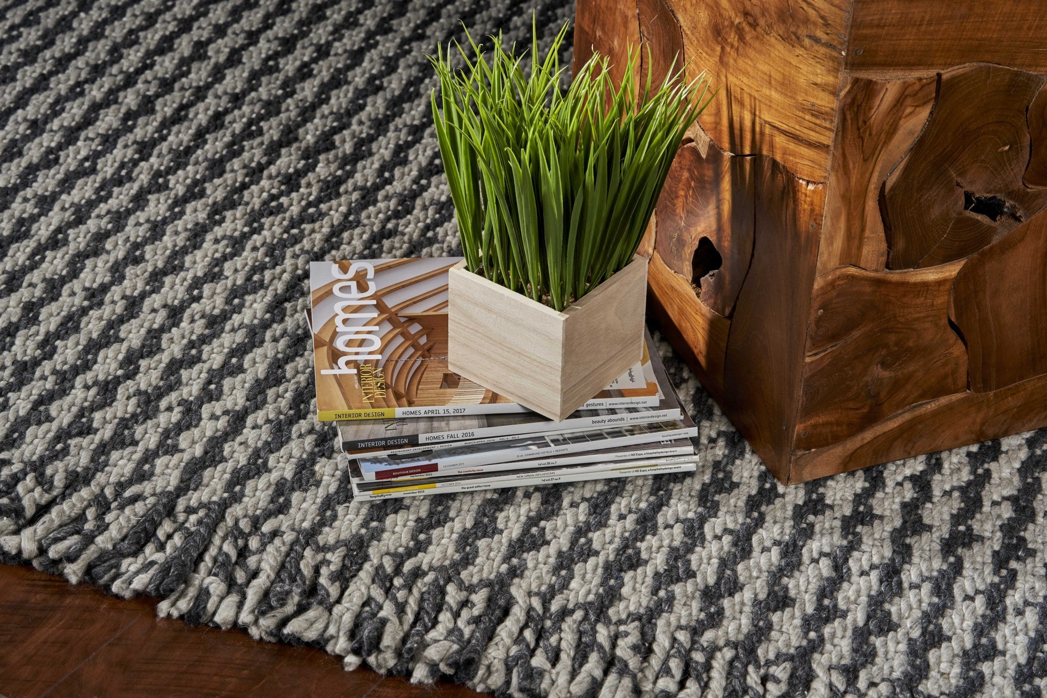 8' X 10' Gray And Light Gray Wool Houndstooth Hand Woven Area Rug With Fringe