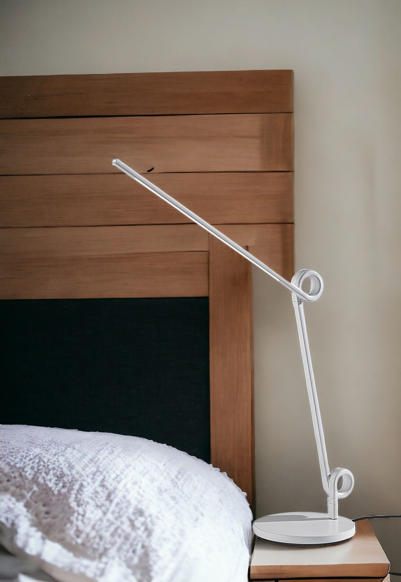 35" White Metal Novelty Desk Table Lamp