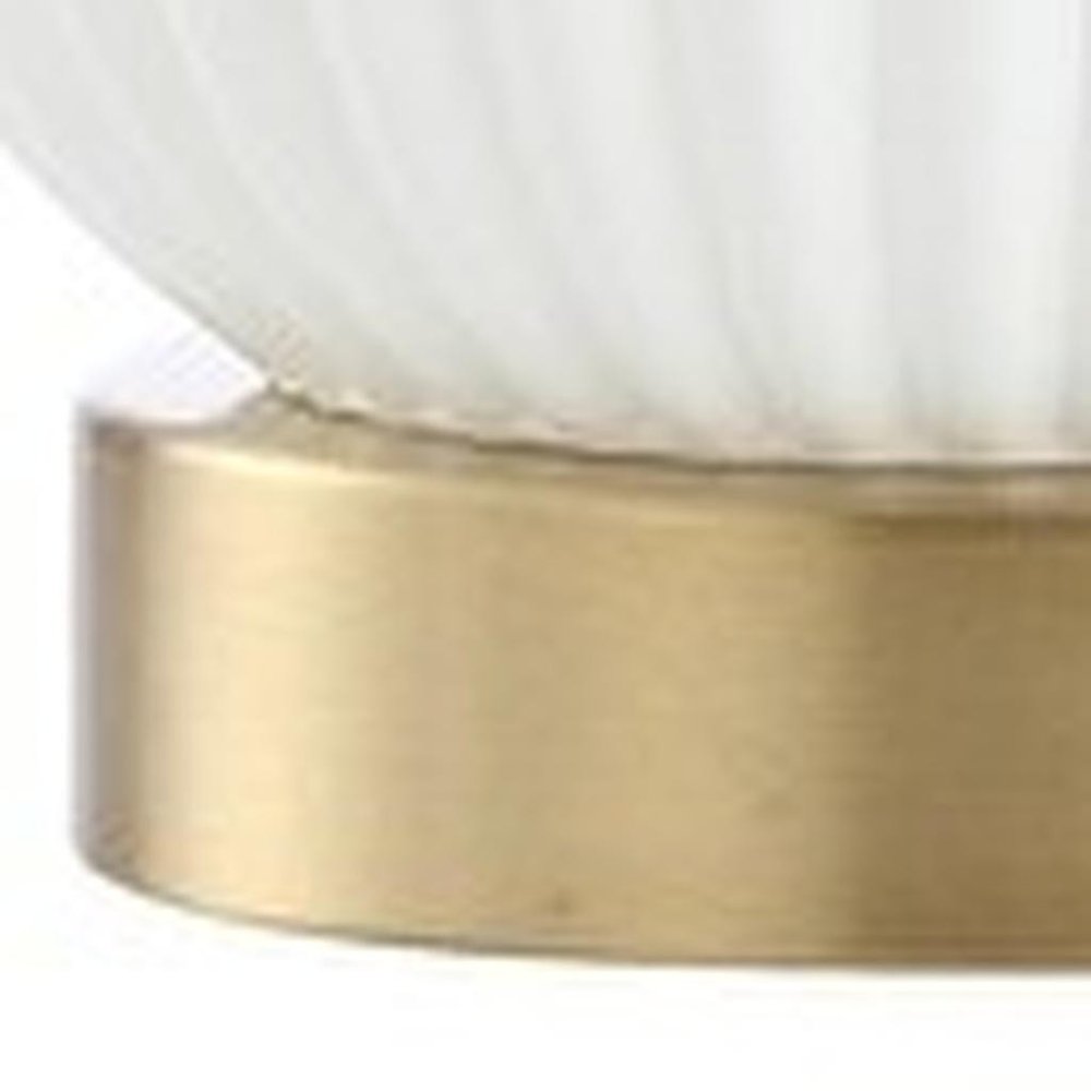 20" Gold Globe Globe Lamp With Drum Shade