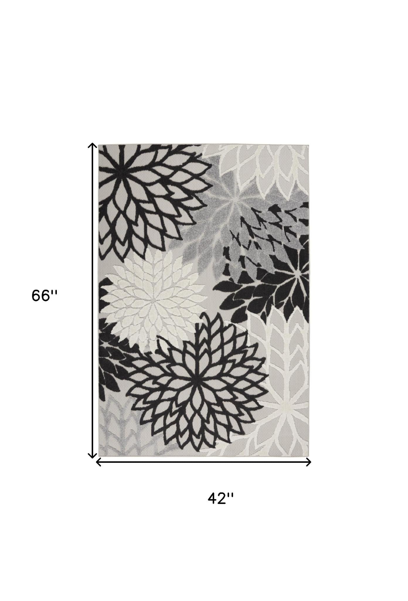4' X 6' Black And White Indoor Outdoor Area Rug