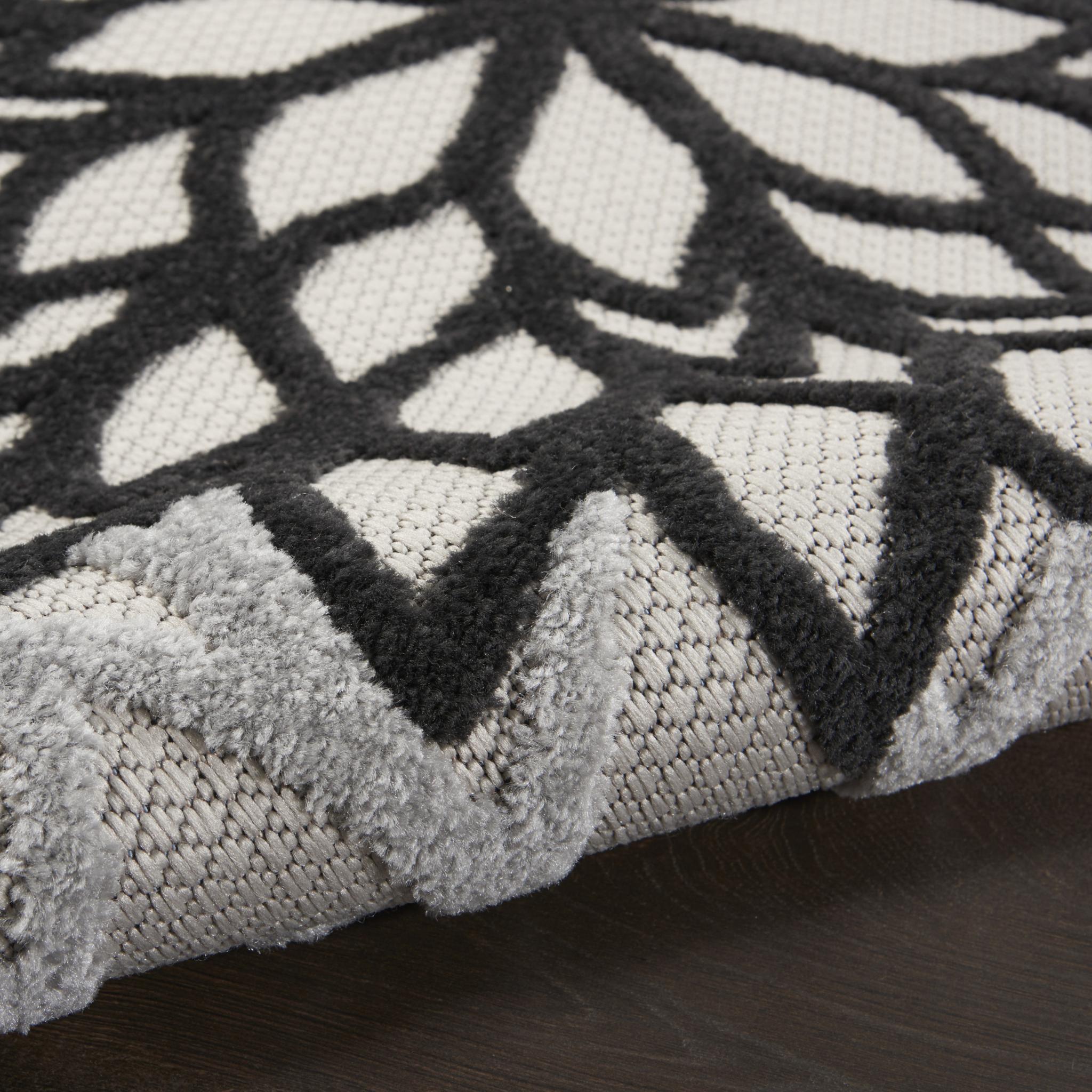 4' X 6' Black And White Indoor Outdoor Area Rug