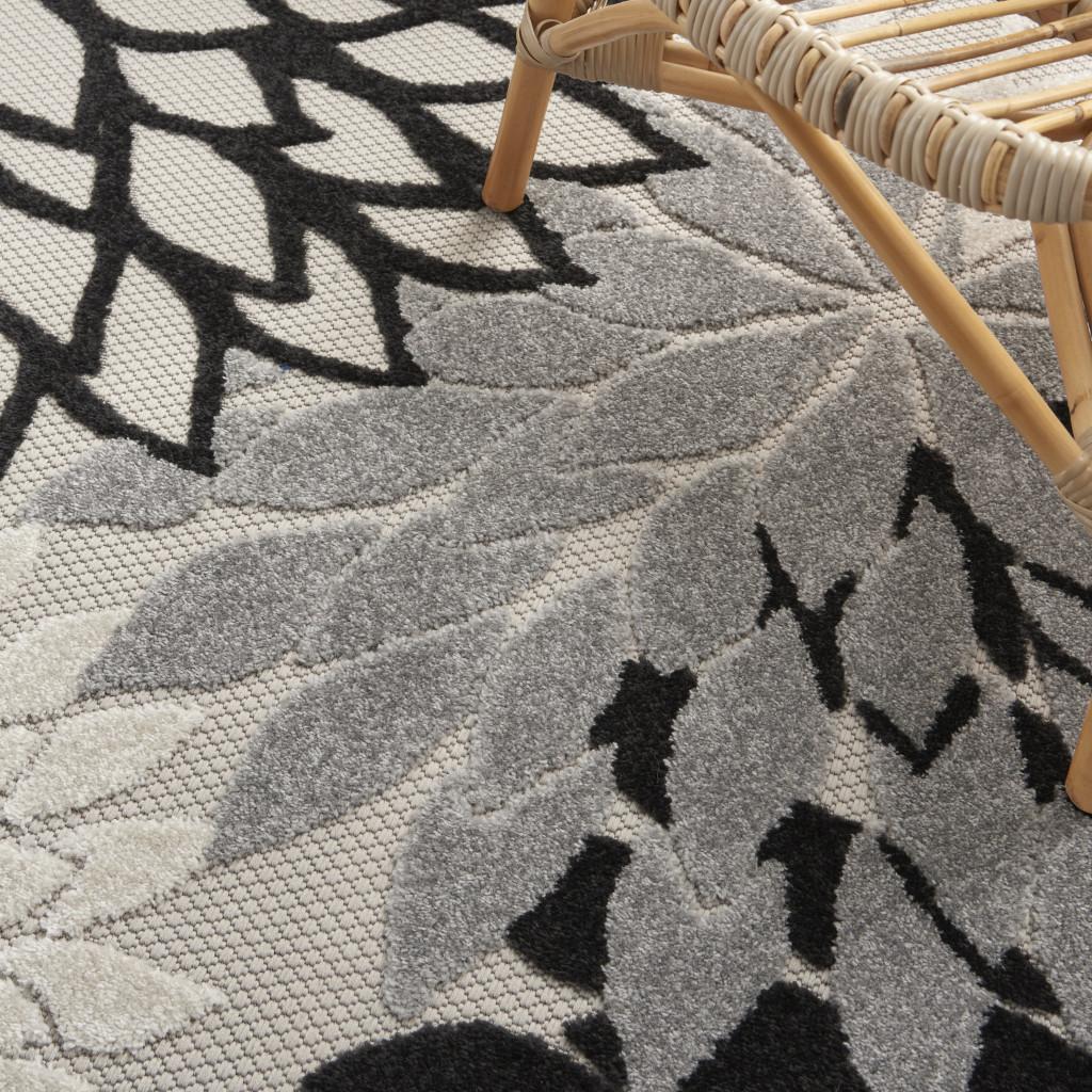 4' X 6' Black And White Indoor Outdoor Area Rug
