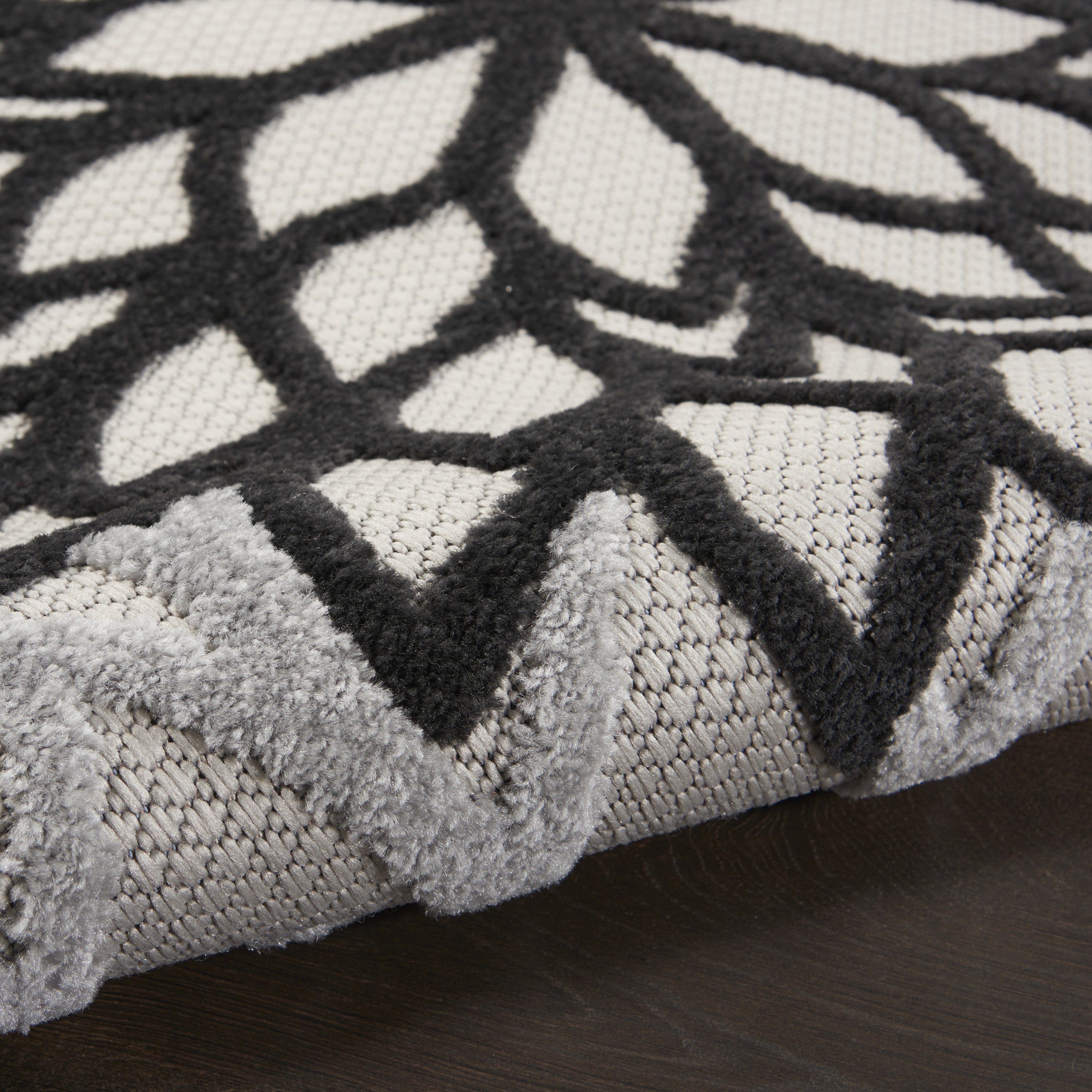 6' X 9' Black And White Indoor Outdoor Area Rug