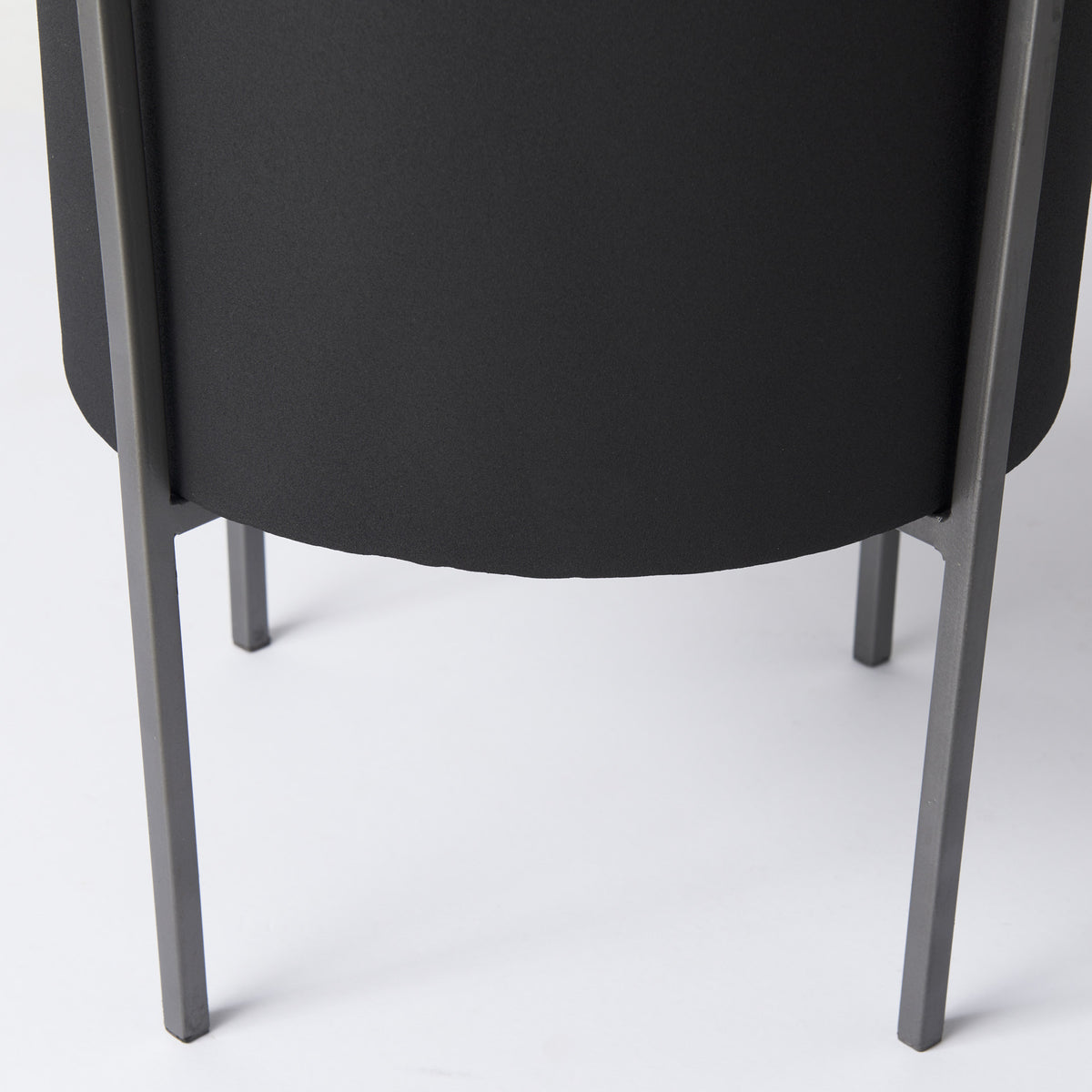 Set of Two Black Metal 20 Ounce Round Pot Planters